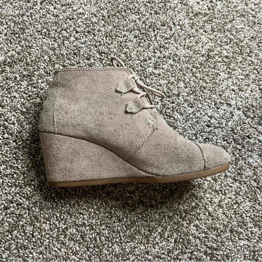 TOMS Suede Lace Up Wedge Booties - Size 8 - Picture 5 of 10